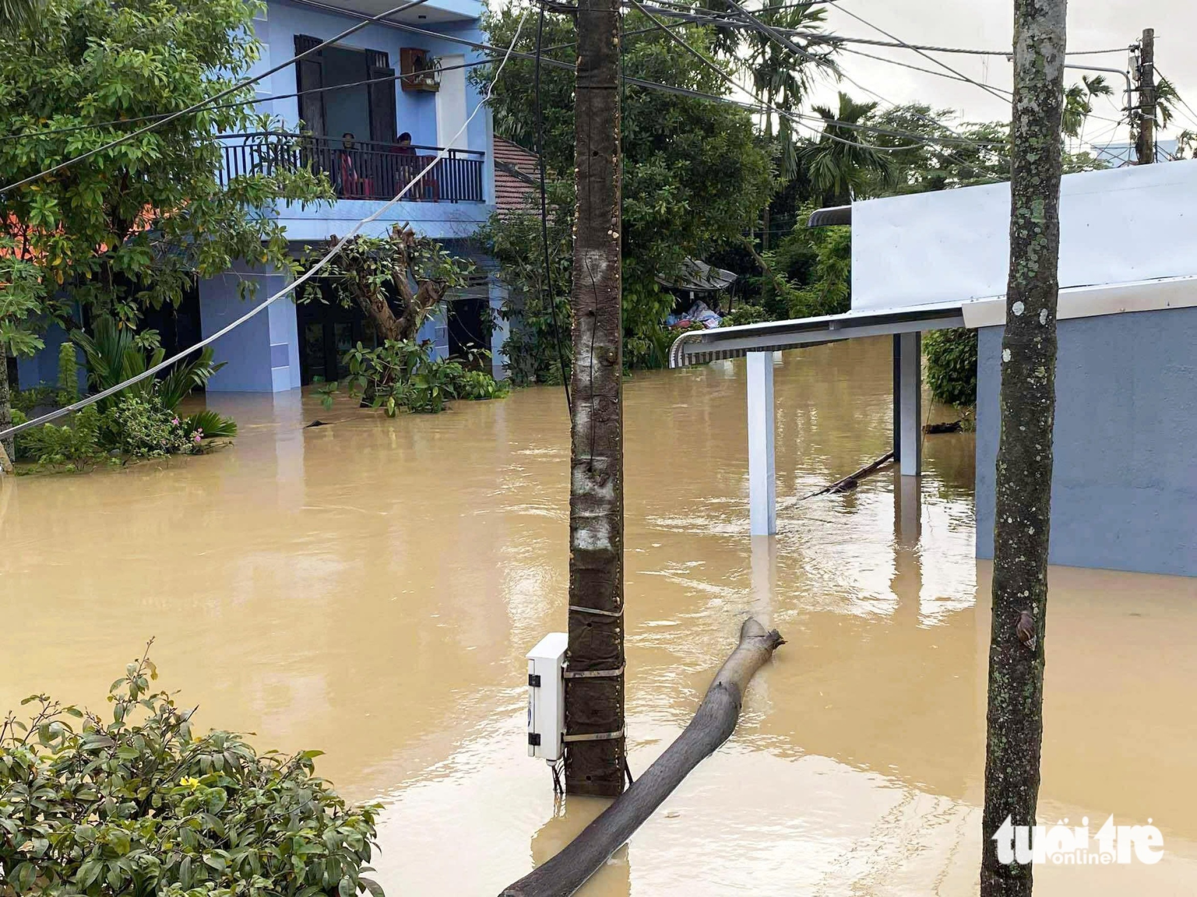 10月28日上午洪水:Thu Bồn河、Vu Gia河洪水缓慢下降,许多地区仍深陷淹没